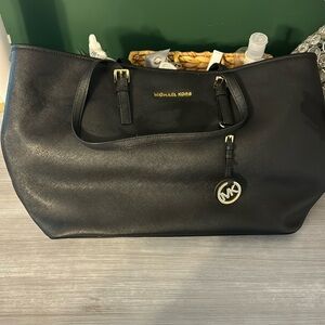 Black Michael Kors tote
